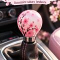 Pommeau de levier rose et blanc installé dans une voiture moderne