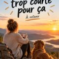 Une femme souriante conduit sa voiture électrique sur une route verdoyante.